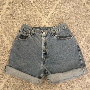 550 LEVI MOM SHORTS SIZE 4